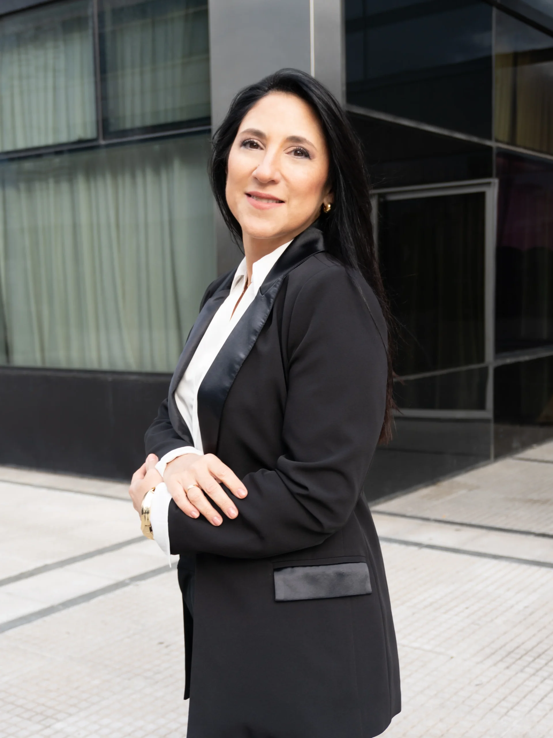 Fotografía de Maria Eugenia Valletta, sonriente con saco negro, co-founder de Arista